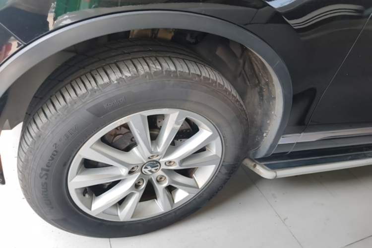 Used Volkswagen Touareg 2017 3.0 TSI Touareg Model Exterior 4