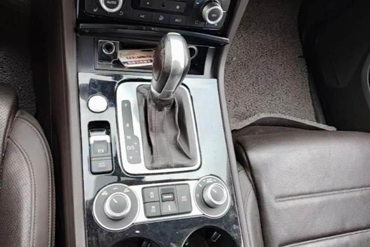 Used Volkswagen Touareg 2017 3.0 TSI Touareg Model Gear Lever