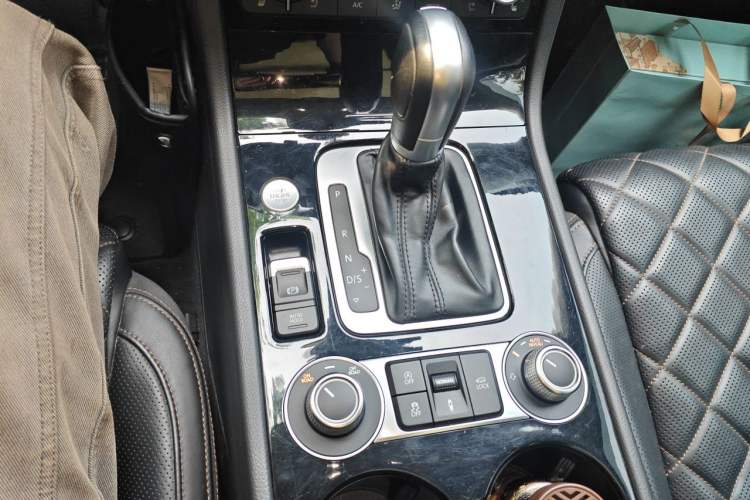 Used Volkswagen Touareg 2017 3.0 TSI Executive Edition Gear Lever