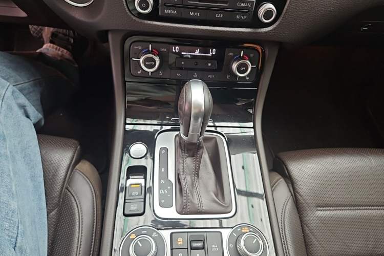 Used Volkswagen Touareg 2017 3.0 TSI Touareg Edition Gear Lever