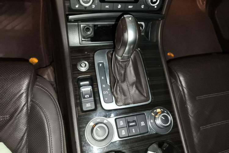 Used Volkswagen Touareg 2017 3.0 TSI Touareg Edition Gear Lever