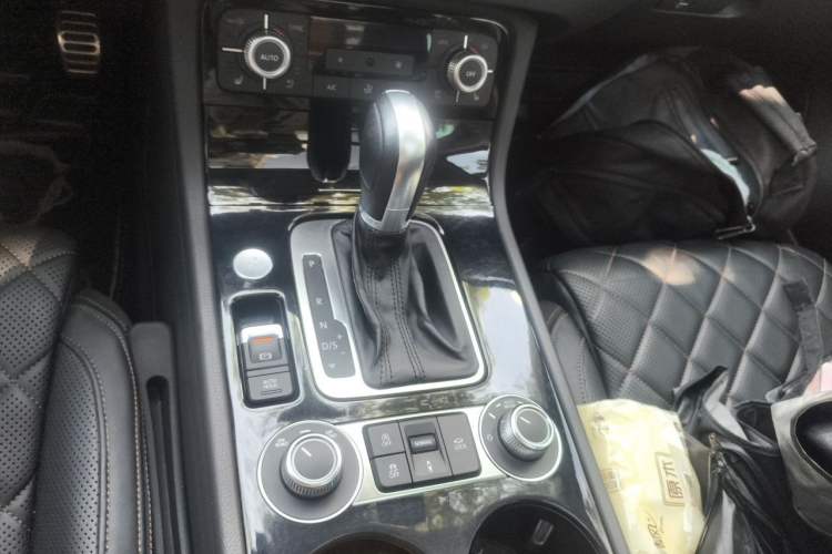 Used Volkswagen Touareg 2017 3.0 TSI R-Line Peak Edition Gear Lever