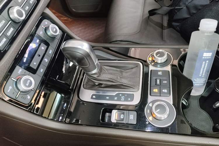 Used Volkswagen Touareg 2017 3.0 TSI Start Edition Gear Lever
