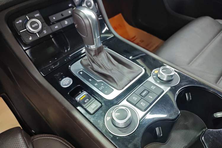 Used Volkswagen Touareg 2017 3.0 TSI Touareg Model Gear Lever