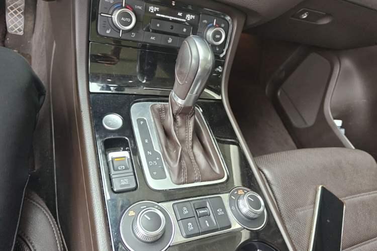 Used Volkswagen Touareg 2017 3.0 TSI Touareg Edition Gear Lever
