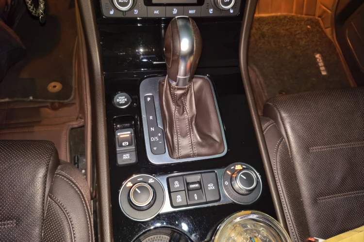 Used Volkswagen Touareg 2017 3.0 TSI Touareg Model Gear Lever