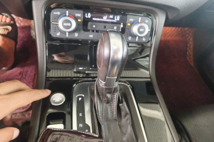 Used Volkswagen Touareg 2017 3.0 TSI Touareg Edition Gear Lever