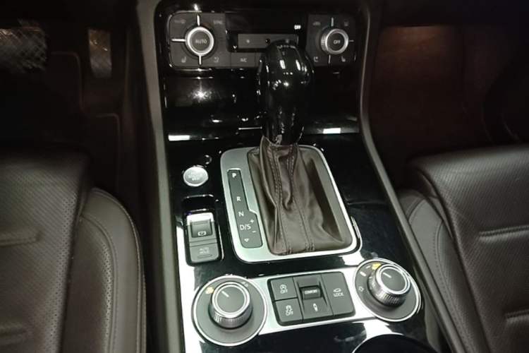 Used Volkswagen Touareg 2017 3.0 TSI Touareg Edition Gear Lever
