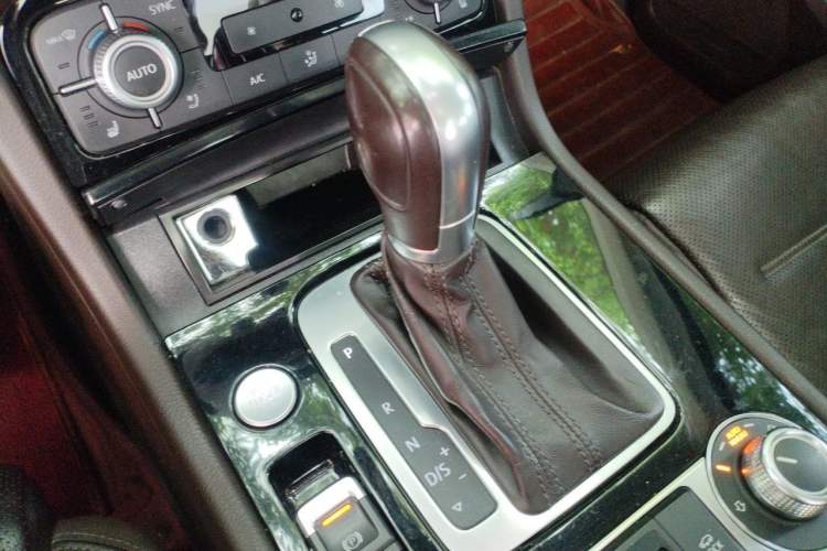 Used Volkswagen Touareg 2017 3.0 TSI Touareg Model Gear Lever