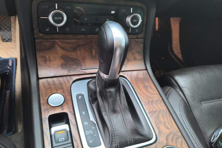 Used Volkswagen Touareg 2017 3.0 TSI Touareg Model Gear Lever