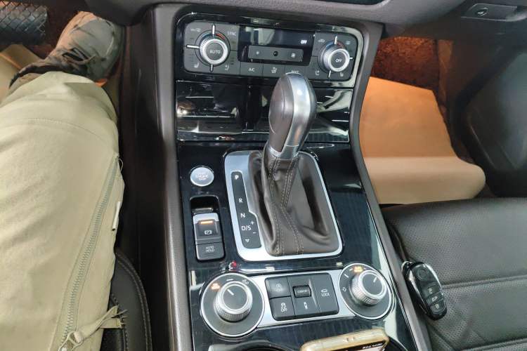 Used Volkswagen Touareg 2017 3.0 TSI Touareg Model Gear Lever