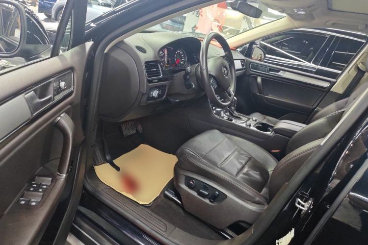 Used Volkswagen Touareg 2017 3.0 TSI Touareg Model Interior 3