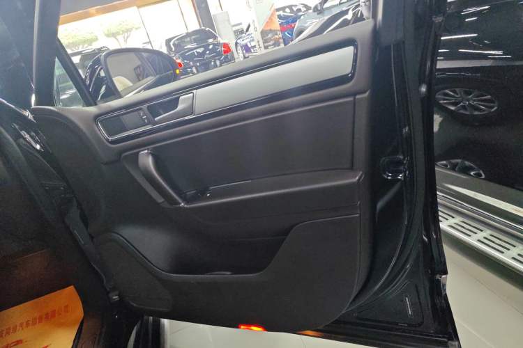 Used Volkswagen Touareg 2017 3.0 TSI Touareg Model Interior 5