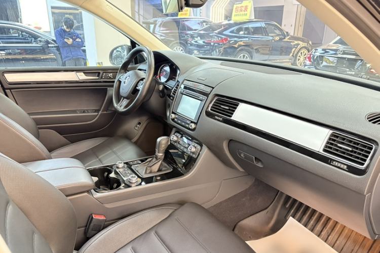 Used Volkswagen Touareg 2017 3.0 TSI Touareg Model Interior 5