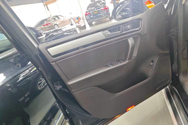 Used Volkswagen Touareg 2017 3.0 TSI Touareg Model Interior 7