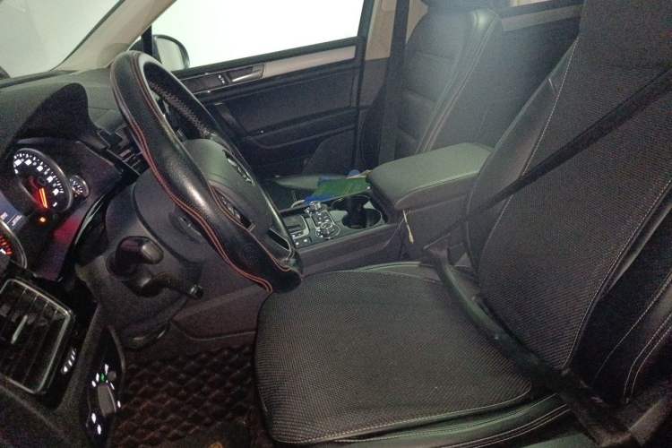 Used Volkswagen Touareg  Left Front Seat