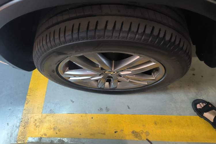 Used Volkswagen Touareg 2017 3.0 TSI Touareg Edition Left Front Wheel Hub