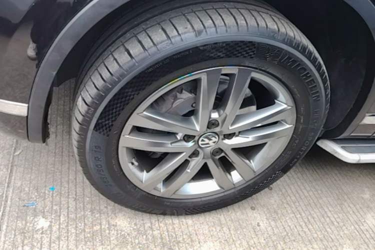 Used Volkswagen Touareg 2017 3.0 TSI Touareg Edition Left Front Wheel Hub