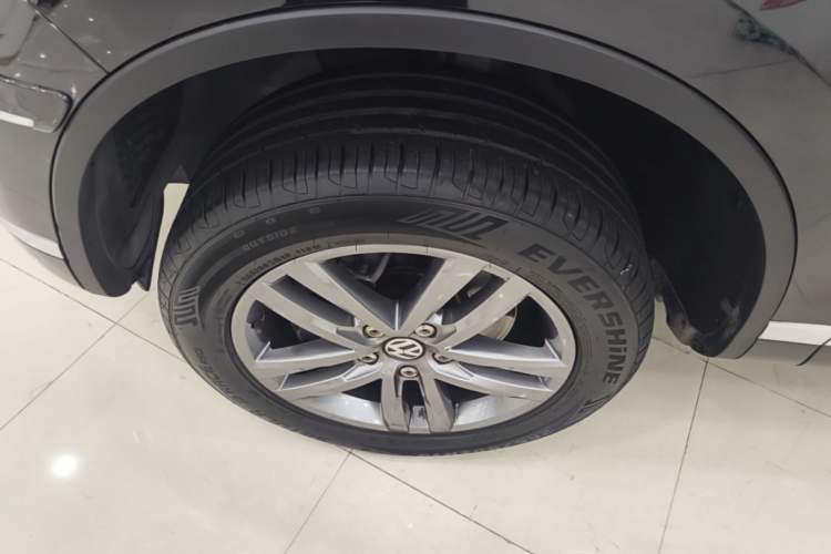 Used Volkswagen Touareg 2017 3.0 TSI Touareg Model Left Front Wheel Hub