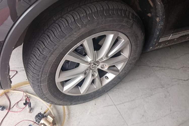 Used Volkswagen Touareg 2017 3.0 TSI Touareg Model Left Front Wheel Hub