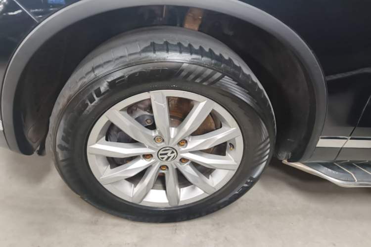 Used Volkswagen Touareg 2017 3.0 TSI Start Edition Left Front Wheel Hub