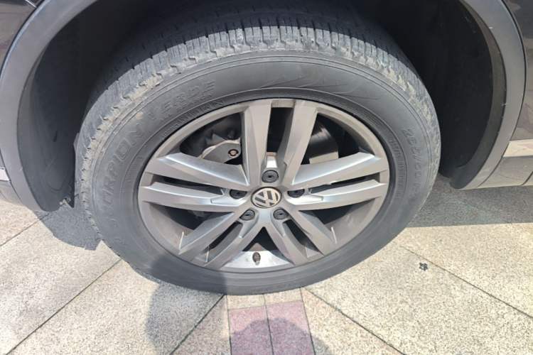 Used Volkswagen Touareg 2017 3.0 TSI Touareg Edition Left Front Wheel Hub
