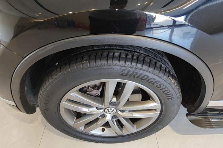 Used Volkswagen Touareg 2017 3.0 TSI Touareg Edition Left Front Wheel Hub