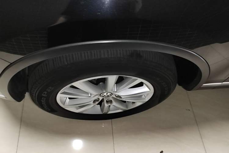 Used Volkswagen Touareg 2017 3.0 TSI Touareg Model Left Front Wheel Hub