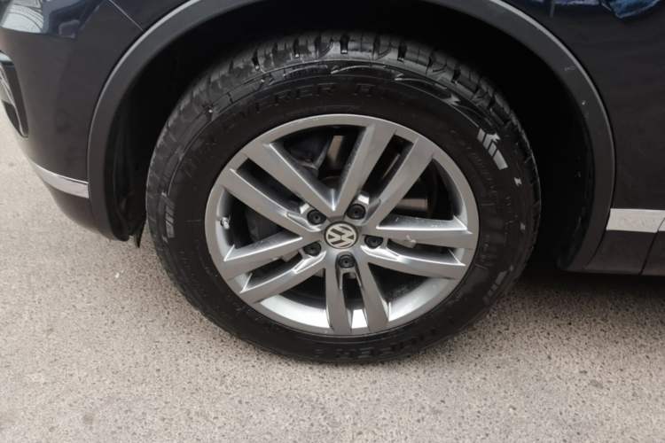 Used Volkswagen Touareg 2017 3.0 TSI Touareg Edition Left Front Wheel Hub