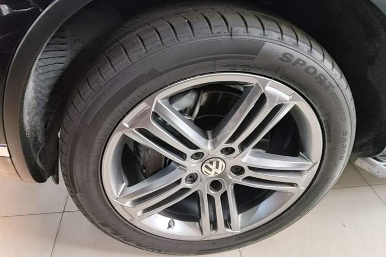 Used Volkswagen Touareg 2017 3.0 TSI Start Edition Left Front Wheel Hub