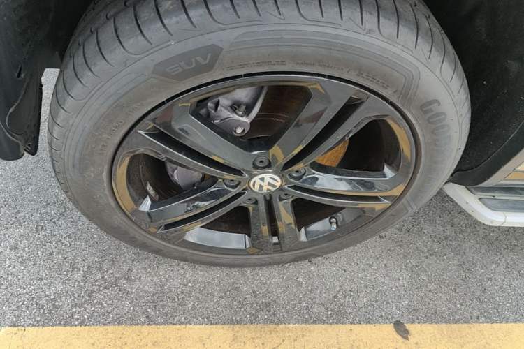 Used Volkswagen Touareg 2017 3.0 TSI Touareg Edition Left Front Wheel Hub