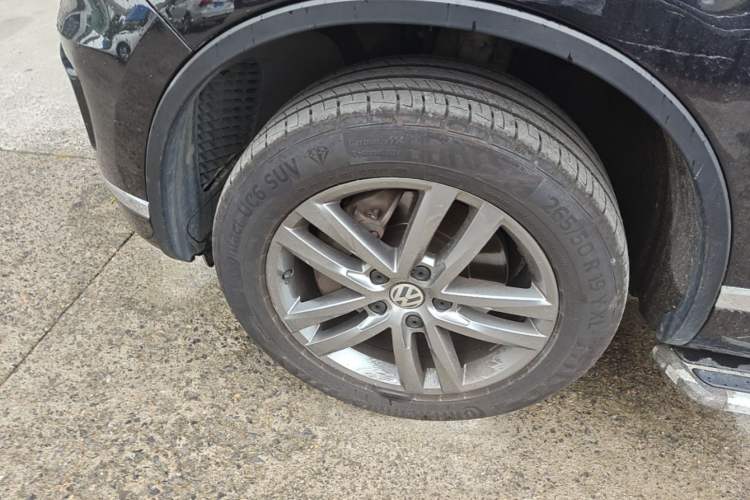 Used Volkswagen Touareg 2017 3.0 TSI Touareg Edition Left Front Wheel Hub