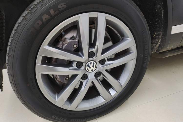 Used Volkswagen Touareg 2017 3.0 TSI Touareg Edition Left Front Wheel Hub