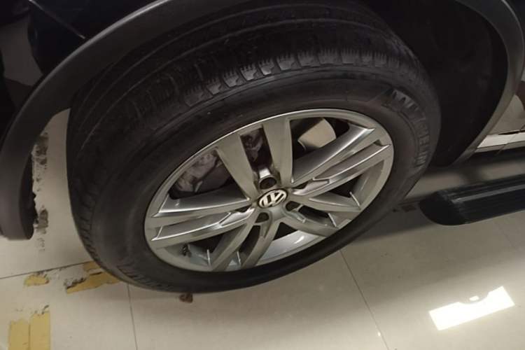 Used Volkswagen Touareg 2017 3.0 TSI Touareg Edition Left Front Wheel Hub