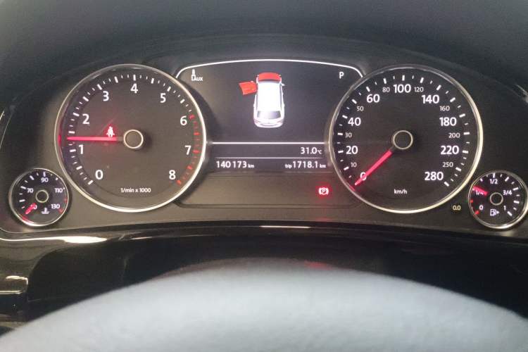 Used Volkswagen Touareg 2017 3.0 TSI Touareg Model Odometer Close Up