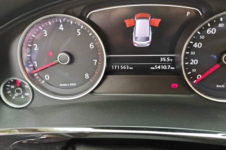 Used Volkswagen Touareg 2017 3.0 TSI Touareg Model Odometer Close Up