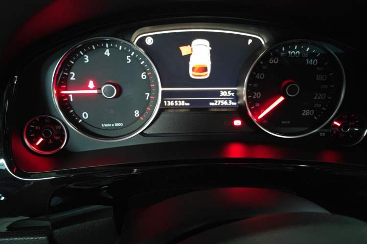 Used Volkswagen Touareg 2017 3.0 TSI Touareg Model Odometer Close Up