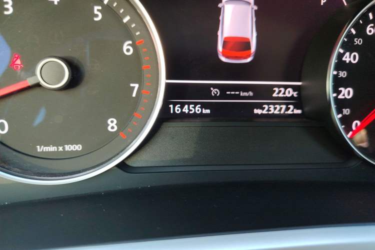 Used Volkswagen Touareg 2017 3.0 TSI Yuyue Model Odometer Close Up