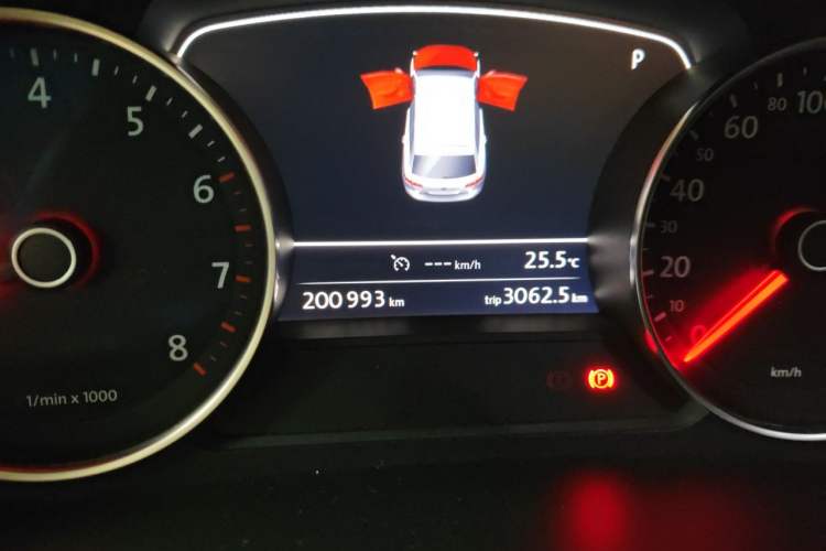 Used Volkswagen Touareg 2017 3.0 TSI Yuyue Model Odometer Close Up