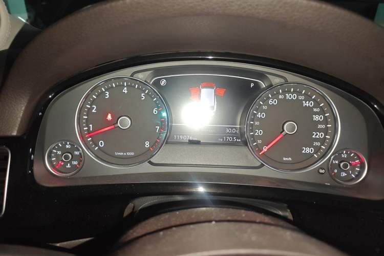 Used Volkswagen Touareg 2017 3.0 TSI Touareg Model Odometer Close Up