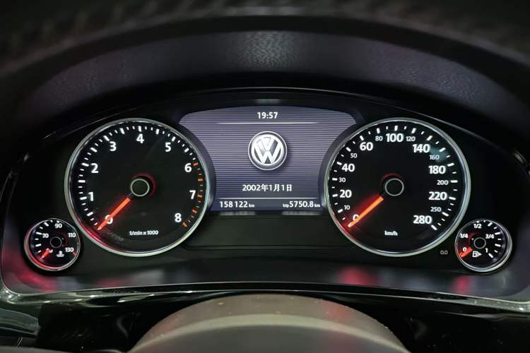 Used Volkswagen Touareg 2017 3.0 TSI Touareg Model Odometer Close Up