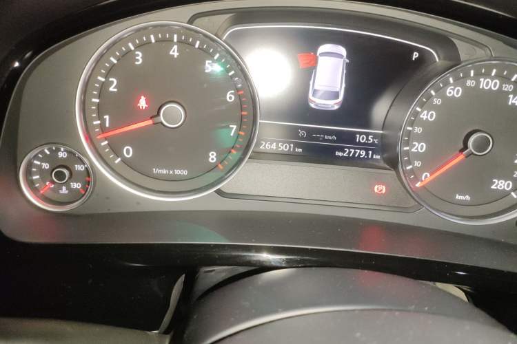 Used Volkswagen Touareg 2017 3.0 TSI Start Edition Odometer Close Up