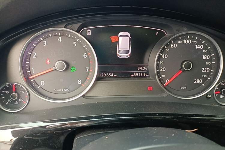 Used Volkswagen Touareg 2017 3.0 TSI Touareg Model Odometer Close Up