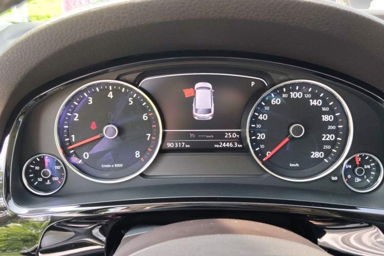 Used Volkswagen Touareg 2017 3.0 TSI Yuyue Model Odometer Close Up