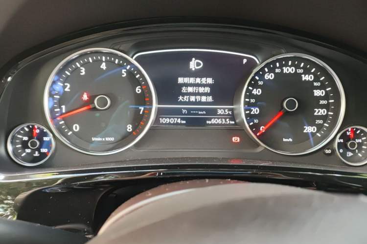 Used Volkswagen Touareg 2017 3.0 TSI Touareg Model Odometer Close Up