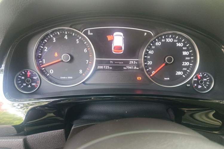 Used Volkswagen Touareg 2017 3.0 TSI Touareg Model Odometer Close Up