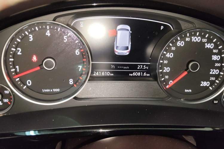 Used Volkswagen Touareg 2017 3.0 TSI Touareg Model Odometer Close Up
