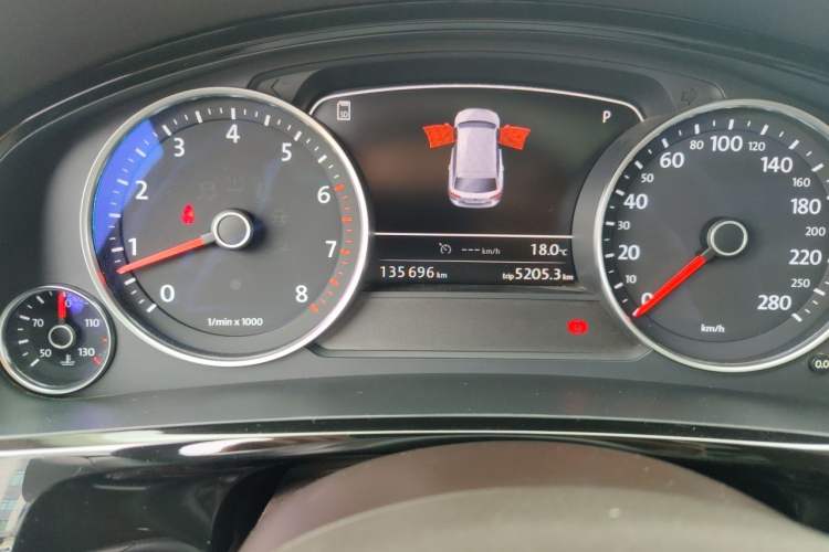 Used Volkswagen Touareg 2017 3.0 TSI Touareg Model Odometer Close Up