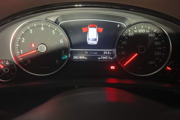 Used Volkswagen Touareg 2017 3.0 TSI Touareg Edition Odometer Close Up