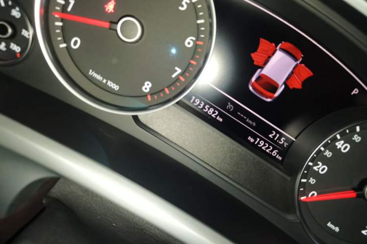 Used Volkswagen Touareg 2017 3.0 TSI Yuyue Model Odometer Close Up